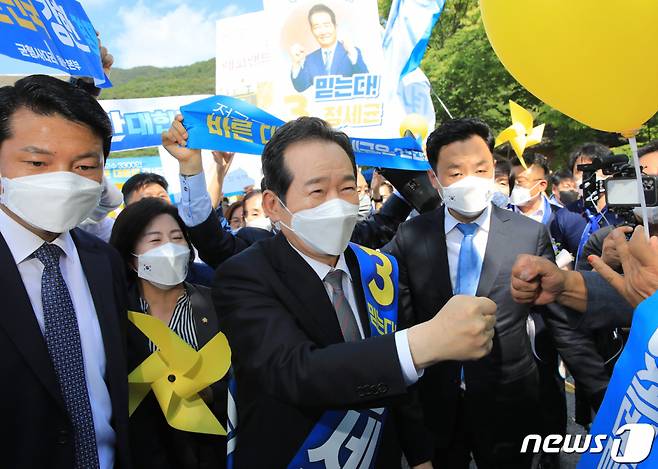 (원주=뉴스1) 구윤성 기자 = 더불어민주당 대선 예비후보인 정세균 전 국무총리가 12일 오후 강원 원주시 오크밸리리조트 컨벤션홀에서 열린 더불어민주당 제20대 대통령선거 후보자 선출을 위한 강원 합동연설회(1차 슈퍼위크)에 참석하며 지지자들에게 인사하고 있다. 2021.9.12/뉴스1