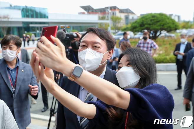 (서울=뉴스1) = 윤석열 국민의힘 대선 예비후보가 13일 경북 안동 SK바이오사이언스 공장을 방문, 관계자들과 기념촬영을 하고 있다. (윤석열 캠프 제공)