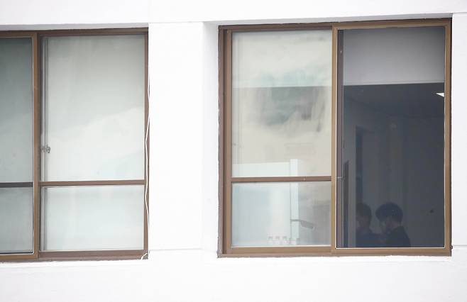 10일 오전 고위공직자범죄수사처(공수처) 수사관들이 대구고검에서 '고발 사주' 의혹 핵심 인물인 손준성 대구고검 인권보호관 사무실을 압수수색하고 있다. [연합]