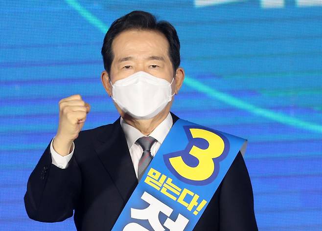 12일 오후 강원 원주시 오크밸리리조트 컨벤션센터에서 열린 더불어민주당 강원권역 순회경선 합동연설회에서 정세균 후보가 포즈를 취하고 있다. 연합뉴스