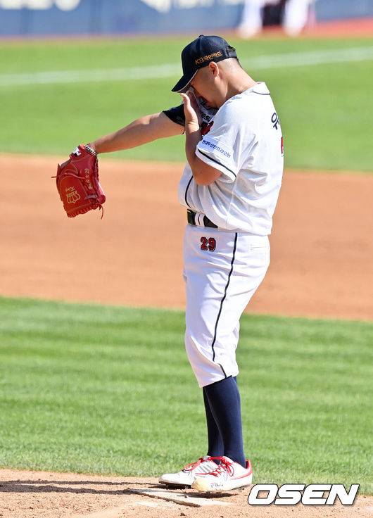 [OSEN=잠실, 지형준 기자]2회초 두산 유희관이 볼넷을 허용하며 아쉬워하고 있다. 2021.09.12 /jpnews@osen.co.kr