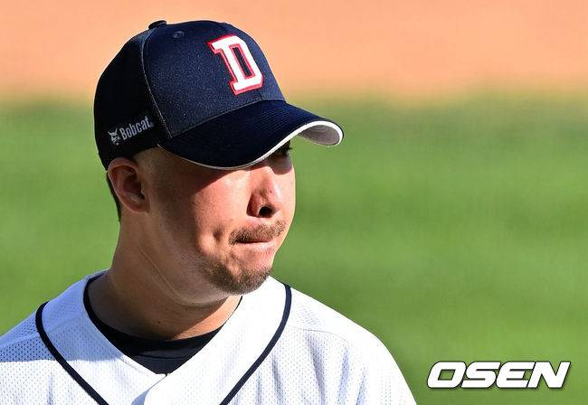 [OSEN=잠실, 지형준 기자]5회두산 유희관이 교체되며 아쉬운 표정을 짓고 있다. 2021.09.12 /jpenws@osen.co.kr