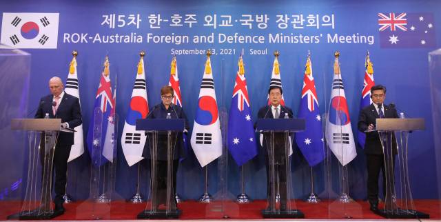 ▲ 정의용 외교부 장관(왼쪽 세 번째)과 서욱 국방부 장관(오른쪽)이 13일 서울 종로구 도렴동 외교부 청사에서 한-호주 외교·국방장관 2+2 공동기자회견을 하고 있다. 왼쪽부터 호주 피터 더튼 국방장관, 마리스 페인 외교장관, 정의용 장관, 서욱 장관 ⓒ연합뉴스