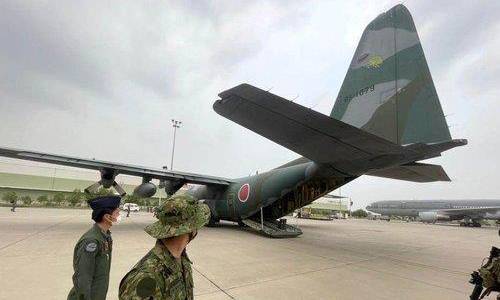 아프가니스탄 카불 공항에서 교도통신 소속 일본인 통신원 1명을 태우고 지난달 27일 파키스탄 이슬라마바드 공항에 도착한 자위대 수송기. 이슬라마바드=교도연합뉴스