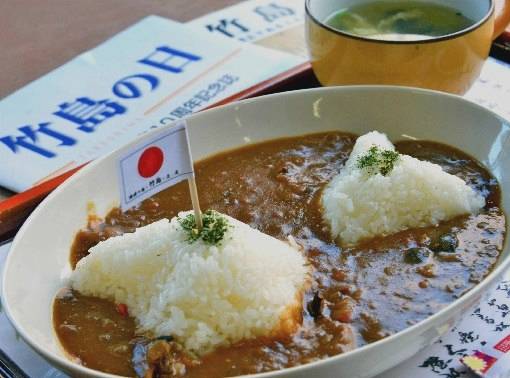 일본 시마네현에서 만든 ‘독도 카레’ 모습. 밥으로 독도 모양을 만들고 중앙에 일장기를 꼽았다. 산인중앙신보