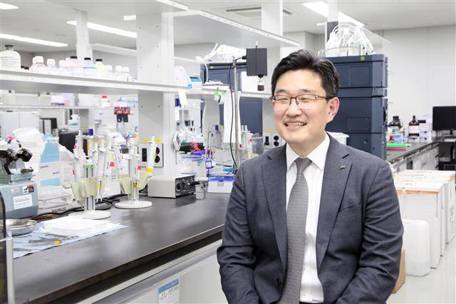 박찬희 JW중외제약 최고기술책임자(CTO). 박 CTO는 ▲1969년 출생 ▲1995년 성균관대 화학과 학·석사 ▲1996년 JW그룹 입사 ▲2007년 서울대 약학대학 박사 ▲2014~2018년 C&C신약연구소 탐색연구센터장 ▲2018~2019년 JW중외제약 신약연구센터장을 거쳐 2020년부터 JW그룹 CTO를 맡고 있다.JW중외제약 제공