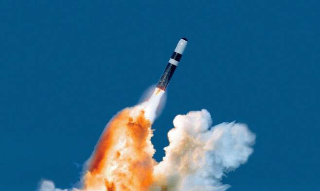 트라이던트 II 잠수함발사탄도미사일의 경우 사거리가 12000km 이상에 달하고 장착되는 다탄두 각개목표 재돌입체의 종류에 따라 명중률은 최고 90m에 달한다. 사진=미 해군