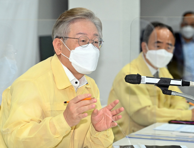 더불어민주당 대선 후보인 이재명 경기도지사가 지난 8일 경기도 제2호 특별생활치료센터로 운영 중인 수원 인재개발원 실내체육관에서 관계자들과 간담회를 하고 있다. / 연합뉴스