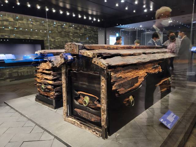 무령왕릉에서 발견된 무령왕과 왕비의 목관. 1,500년 전에 제작된 진품이다.