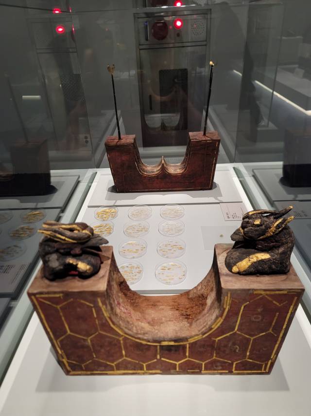 무령왕릉에서 발견된 왕비의 베개와 발받침.