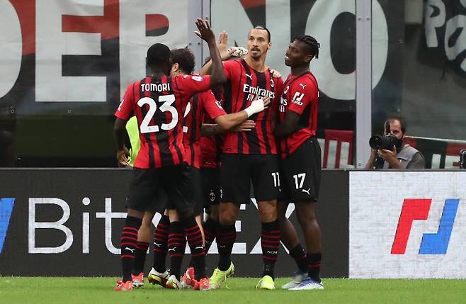 복귀골을 터뜨린 뒤 동료들과 함께 기뻐하는 즐라탄 이브라히모비치(오른쪽에서 두 번째) | 게티이미지코리아