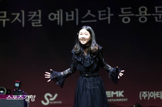 2021 경향뮤지컬 콩쿠르 본선이 열린 12일 서울 중구 경향아트힐에서 초등부 최연우양이  ‘dead mom’을 열창하고 있다. 2021.09.12 정지윤 선임기자