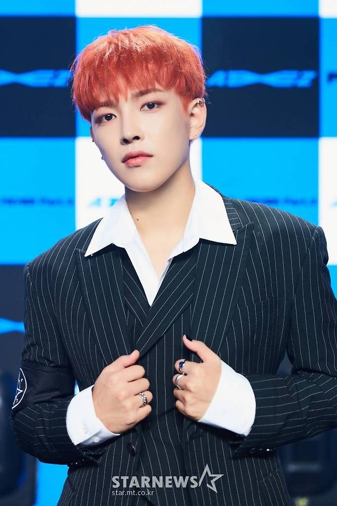 그룹 에이티즈(ATEEZ) 홍중이 13일 오후 온라인 생중계로 진행된 일곱 번째 미니 앨범 '제로 : 피버 파트 3(ZERO : FEVER Part.3)' 발매기념 쇼케이스에 앞서 포즈를 취하고 있다.   에이티즈의 이번 앨범은 더블 타이틀 곡 '이터널 선샤인'(Eternal Sunshine)과 '데자뷰'(Deja Vu)로 상반된 매력을 담아냈다. /사진제공=KQ엔터테인먼트 2021.09.13 /사진=이동훈 기자 photoguy@