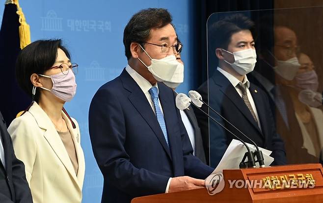 저출산 해결 공약 발표하는 이낙연 후보 (서울=연합뉴스) 하사헌 기자 = 더불어민주당 이낙연 대선 경선 후보가 13일 오전 서울 여의도 국회 소통관에서 기자회견을 열고 저출산 해결 공약을 발표하고 있다. [국회사진기자단] toadboy@yna.co.kr