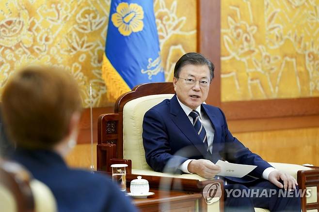 호주 외교·국방장관 접견하는 문 대통령 (서울=연합뉴스) 최재구 기자 = 문재인 대통령이 13일 오전 청와대 본관 접견실에서 한국과 호주 외교·국방(2+2) 장관회의 참석차 방한한 호주의 마리스 페인 외교장관과 피터 더튼 국방장관을 접견하고 있다. 2021.9.13 jjaeck9@yna.co.kr
