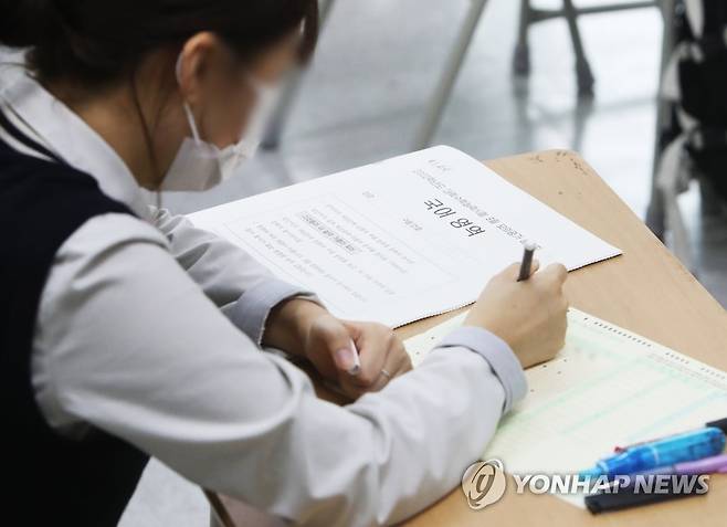 수능 9월 모의평가 2022학년도 대학수학능력시험 9월 모의평가가 실시된 9월 1일 오전 경기도 수원시 조원고등학교 3학년 교실에서 학생이 시험 시작을 기다리고 있다. [연합뉴스 자료사진]