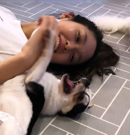 Group AOA member and actor Seolhyun told her daily life with a cute puppy.Seolhyun posted a picture on his Instagram on Wednesday.In the open photo, Seolhyun is lying on the floor side by side with a puppy and making a bright smile.On the other hand, Seolhyun has appeared in the TVN drama Day and Night this year.Photo: Seolhyun SNS