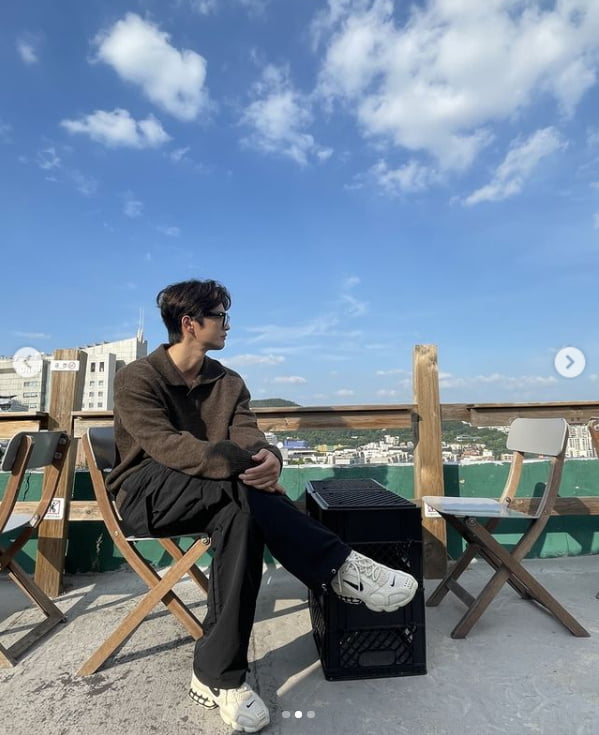 Singer and Actor Seo In-guk has reported on the latest.Seo In-guk posted three photos on his instagram on the 13th without any comment.In the open photo, there was a picture of Seo In-guk posing in the roof top with an expressionless face.On the other hand, Seo In-guk appeared on TVN One day, the destruction came into my house.Photo: Seo In-guk SNS