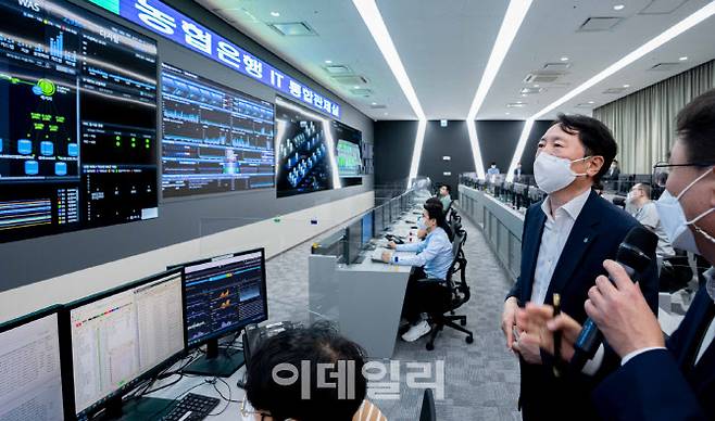 권준학 NH농협은행 은행장이 의왕에 위치한 통합IT센터를 방문해 추석 연휴 비상근무체계 시스템에 대한 설명을 듣고 있다.(사진=NH농협은행)