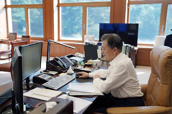 문재인 대통령이 14일 오전 청와대 여민관 집무실에서 ‘광주형 일자리’를 통해 처음으로 생산되는 경형 SUV ‘캐스퍼’ 차량 온라인 사전예약을 하고 있다.(사진=청와대)