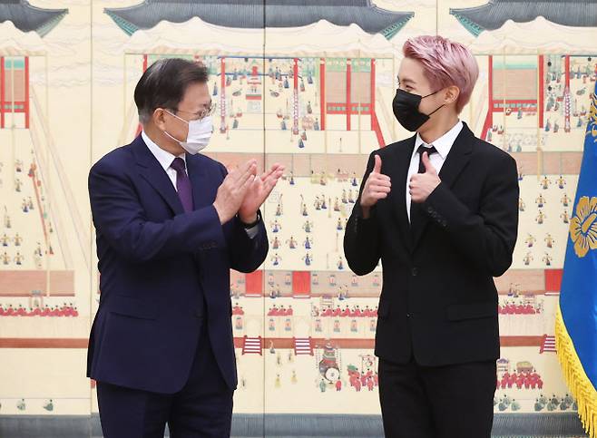 문재인 대통령이 14일 청와대에서 열린 미래세대와 문화를 위한 대통령 특별사절 임명장 수여식에서 그룹 BTS 멤버 제이홉과 사진촬영을 마치고 인사하고 있다 (사진=연합뉴스)