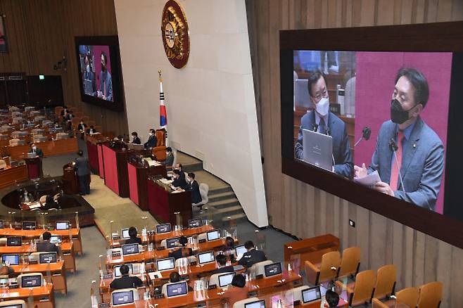 김부겸 국무총리가 14일 국회 본회의에서 열린 외교ㆍ통일ㆍ안보 관련 대정부 질문에 출석, 국민의힘 김석기 의원의 질문에 답하고 있다 (국회사진기자단)