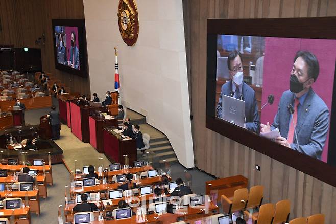 14일 국회 본회의장에서 열린 제391회 정기회 외교·통일·안보 분야 대정부 질문에서 김석기 국민의힘 의원이 김부겸 총리를 상대로 질의하고 있다(사진=뉴스1).