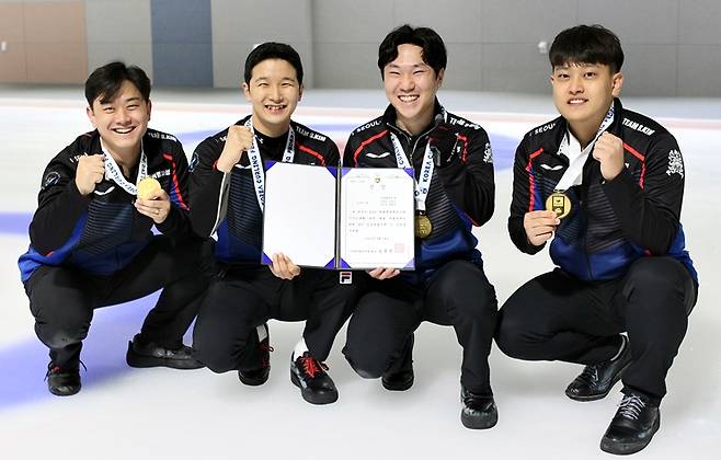 &nbsp;서울컬링연맹이 오는 12월 스위스에서 열리는 2021 루체른 동계유니버시아드 컬링 국가대표에 선발됐다. 왼쪽부터 황현준, 김민우, 정병진, 이정재. [사진=임형식 선임기자]