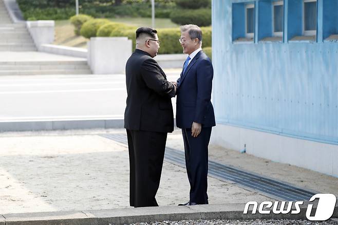 문재인 대통령과 김정은 북한 국무위원장이 지난 2018년 4월27일 판문점에서 군사분계선(MDL)을 넘어 북측 땅에 잠시 들어가 악수하고 있다.  2018.4.27/뉴스1 · © News1 한국공동사진기자단