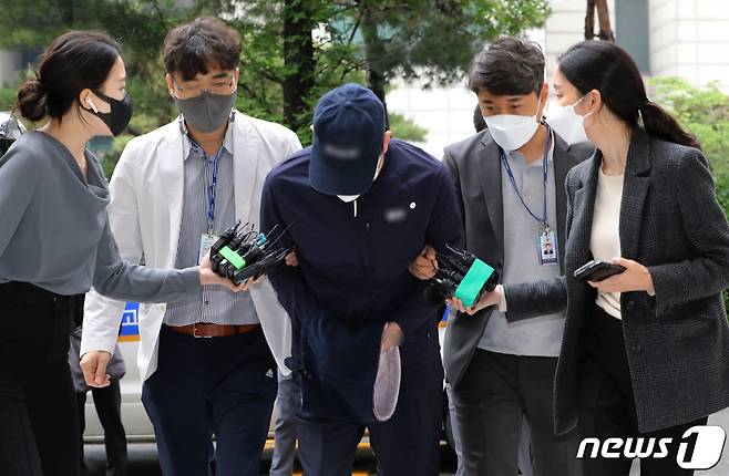 특정범죄가중처벌법상 어린이보호구역(스쿨존)치상 등의 혐의를 받고 있는 운전자 A씨(54)가 구속 전 피의자 심문(영장실질심사)을 받기 위해 지난 5월17일 오후 인천시 미추홀구 인천지방법원에 들어서고 있다.   2021.5.17/뉴스1 © News1 정진욱 기자