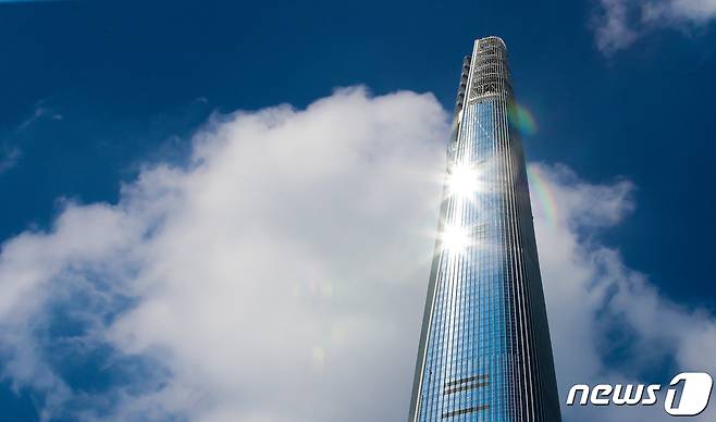 무더운 더위가 기승을 부리는 27일 서울 송파구 롯데월드타워가 강렬한 태양빛에 반사되며 무지개가 보이고 있다. 2021.7.27/뉴스1 © News1 김진환 기자