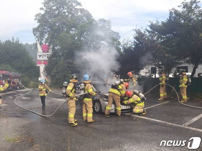 14일 오전 강원 원주시 판부면 금대리의 한 숙박시설 주차장에서 차량 화재가 발생, 1명이 숨진 채 발견됐다. (원주소방서 제공.) 2021.9.14/뉴스1