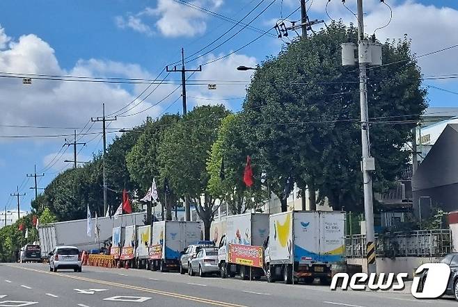 광주광역시 광산구 호남샤니 공장 앞에서 민주노총 화물연대 광주본부가 파업을 하고 있다. © 뉴스1