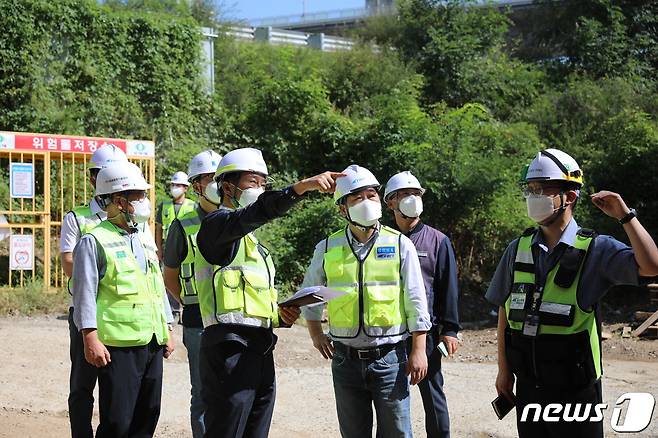 이후삼 공항철도 사장(사진 오른쪽에서 세번째)이 14일 계양역 승강장 확장공사 현장을 확인하고 있다.(공항철도 제공) © 뉴스1
