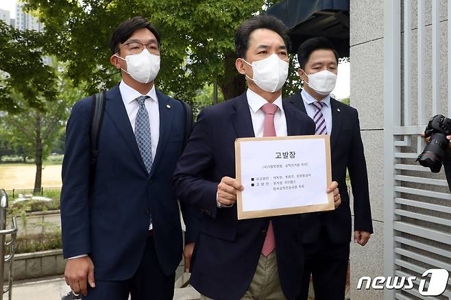 윤석열 국민캠프 정치공작진상규명 특별위원회 위원인 박민식 전 의원(왼쪽 두번째)과 변호인단이 13일 오전 경기 정부과천청사에서 고발장을 들고 발걸음을 옮기고 있다. 윤 전 총장 캠프는 이날 박지원 국가정보원장과 '윤석열 고발 사주 의혹' 제보자 조성은 전 미래통합당(현 국민의힘) 선거대책위원회 부위원장, 성명불상자 1인을 국가정보원법 및 공직선거법 위반 혐의로 고위공직자범죄수사처에 고발했다. 2021.9.13/뉴스1 © News1 황기선 기자