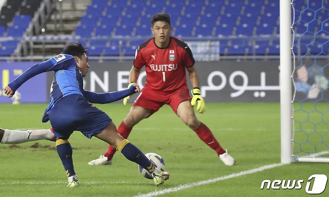 14일 오후 울산 문수축구경기장에서 열린 프로축구 아시아축구연맹 챔피언스리그(ACL) 16강 울산현대와 가와사키 프론탈레의 경기에서 울산 이동준이 슛을 시도하고 있다. 2021.9.14/뉴스1 © News1 윤일지 기자
