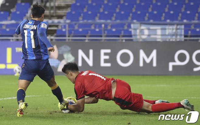 14일 오후 울산 문수축구경기장에서 열린 프로축구 아시아축구연맹 챔피언스리그(ACL) 16강 울산현대와 가와사키 프론탈레의 경기에서 가와사키 정성룡이 선방하고 있다. 2021.9.14/뉴스1 © News1 윤일지 기자