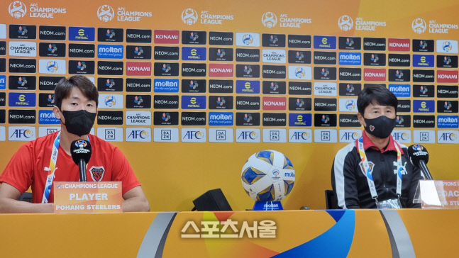 포항 강상우(왼쪽)와 김기동 감독이 14일 아시아축구연맹 챔피언스리그(ACL) 16강을 앞두고 기자회견에 임하고 있다. 제공 | 포항
