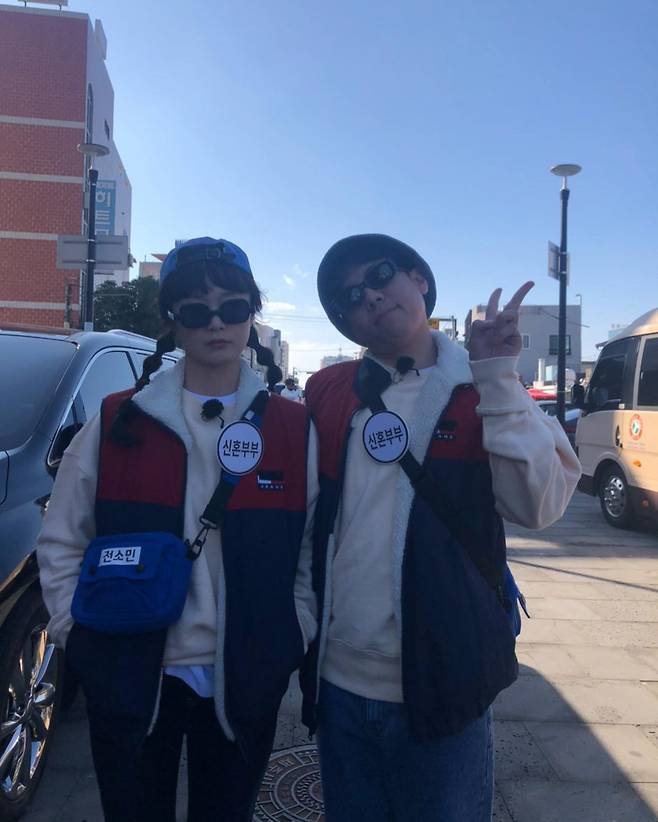 Actor Jeon So-min has unveiled a couple of looks with Yang Se-chan.Jeon So-min posted several photos on his Instagram on Friday.Inside the photo is a memory of Jeon So-mins SBS Running Man: while filming, he took pictures with the members, stored memories, and shared them with fans.Jeon So-min is dressed in a couple of pairs with Yang Se-chan and a name tag reading Newlyweds.Unlike Yang Se-chan, who is building Smile while posing V, Jeon So-min, who is showing a chic look, attracts attention.In addition, Jeon So-min posted a picture of Song Ji-hyo in an old style uniform and hanbok.So, from the Sensei Force to the shy Smile, the appearance of Jeon So-min and Song Ji-hyo, who are proud of their beauty in various charms, focused their attention.Meanwhile, Jeon So-min is appearing on SBS Running Man and tvN Six Sense 2.
