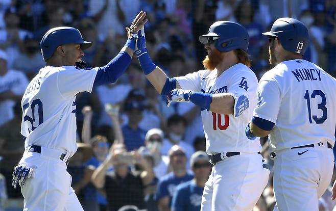 LA 다저스 저스틴 터너(가운데)가 13일(한국시각) 샌디에이고 파드리스전에서 7회말 3점홈런을 날린 뒤 홈인해 무키 베츠와 하이파이브를 하고 있다. AP연합뉴스