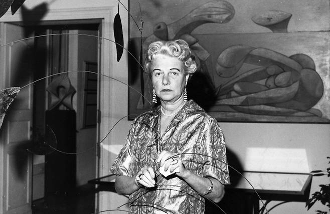 구겐하임 가문의 손녀 페기 구겐하임(1898~1979)은 수많은 예술가를 후원해 ‘예술가들의 천사’로 불렸다. 30년간 살았던 이탈리아 베네치아 저택 안의 페기. 천장에 매달린 것은 알렉산더 콜더의 조각, 뒤로 보이는 것은 파블로 피카소의 그림이다. 이 저택은 그대로 베네치아 구겐하임 미술관이 됐다. /게티이미지 코리아