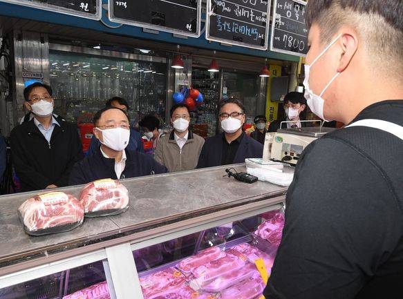 홍남기 부총리 겸 기획재정부 장관이 14일 추석명절을 맞이하여 주요 농산수산물 가격 및 시장 동향을 점검하고자 충남 아산시 소재 온양온천시장을 방문, 장보기를 통해 단기 청소년쉼터에 보낼 추석 성수품과 식료품을 구매하고 있다.ⓒ기획재정부