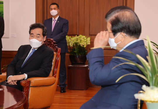 이낙연(왼쪽) 전 민주당 대표가 14일 국회 의장실에서 박병석 국회의장과 면담을 하고 있다. 연합뉴스