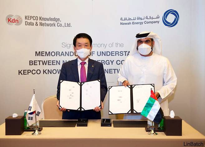 한전KDN은 지난 9일(현지시간) 아랍에미레이트(UAE) 원자력공사(ENEC) 합작법인인 나와에너지(Nawah Energy)와 바라카 원전 시스템 강화를 위한 사이버보안 협력에 관한 업무협약을 맺었다. 왼쪽부터 김장현 한전KDN 사장, 알리 알 하마디 나와 사장이 업무협약서를 들어보이고 있다.