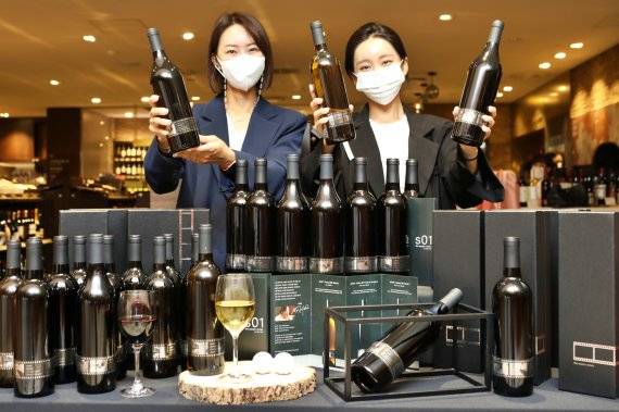 서울 소공동에 위치한 롯데백화점 본점 식품관 와인코너에서 모델들이 와인을 홍보하고 있다.