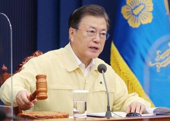 [서울=뉴시스] 전진환 기자 = 문재인 대통령이 14일 오전 청와대 여민관 영상회의실에서 열린 국무회의(영상)에 참석해 의사봉을 두드리고 있다. 2021.09.14. amin2@newsis.com <저작권자ⓒ 공감언론 뉴시스통신사. 무단전재-재배포 금지.> /사진=뉴시스화상