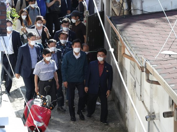 오세훈 서울시장이 14일 오후 서울 관악구 신림1재정비촉진구역을 방문해 현장을 살펴보고 있다. 관악구 신림1구역 재개발 사업이 '신속통합기획'으로 이름을 바꾼 공공기획 적용으로 사업에 속도를 낸다. 신림1구역은 지난 2008년 재정비촉진구역으로 결정된 뒤 13년 동안 주민 갈등 등 이유로 사업이 정체돼왔지만, 지난해 6월 서울시 신속통합기획 대상지로 선정되며 사업에 속도가 붙었다. 현재는 공공·조합 운영진·주민 간 수차례 간담회를 거쳐 정비계획을 수립하는 단계다. 사진=서동일 기자