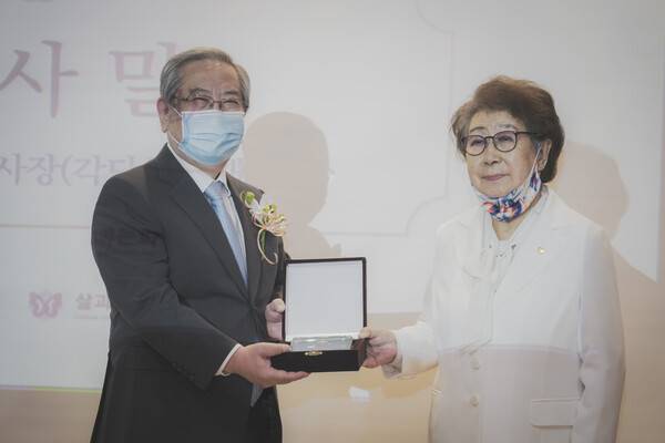 지난 4월 삶과죽음을생각하는회 창립 30돌 기념으로, 김옥라(오른쪽) 창립 회장에게 아들 라제건(왼쪽) 이사장이 감사패를 드리고 있다. 각당복지재단 제공