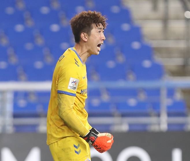 울산 골키퍼 조현우가 아시아 챔피언스리그 16강전에서 승부차기를 막은 후 포효하고 있다.[연합뉴스]