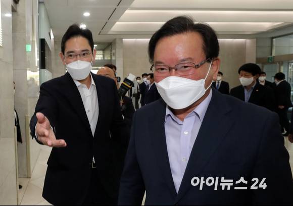 이재용 삼성전자 부회장이 14일 오전 서울 강남구 역삼동 멀티캠퍼스에서 진행되는 '삼성 청년 소프트웨어 아카데미(SSAFY)' 교육 현장을 찾은 김부겸 국무총리를 안내하고 있다.